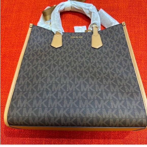 Michael Kors Handbags - ❤️❤️❤️Authentic Michael Kors bag ❤️❤️❤️